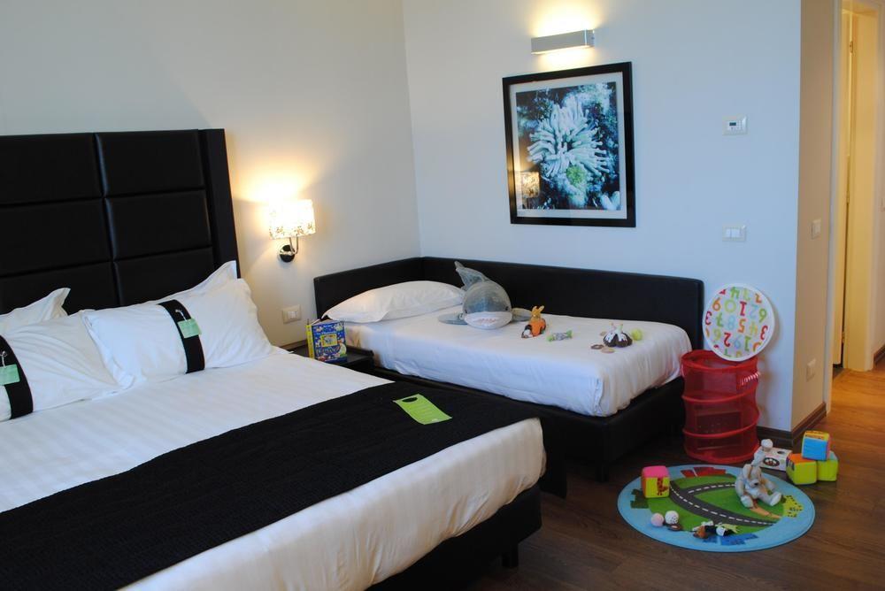 Holiday Inn Genoa City By Ihg Esterno foto