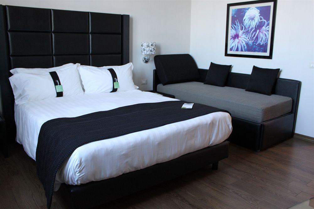 Holiday Inn Genoa City By Ihg Esterno foto